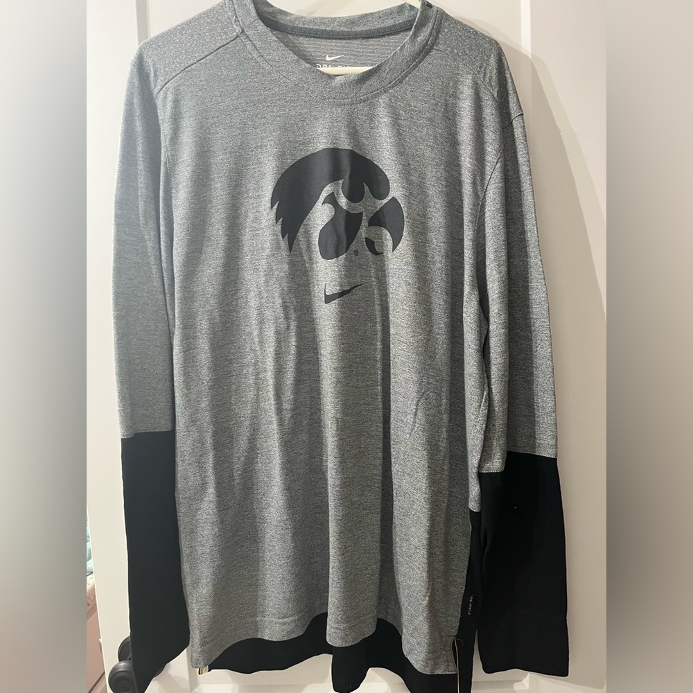 Nike Dri-Fit Long Sleeve Iowa Hawkeyes Shirt Mens XL Heavyweight material.